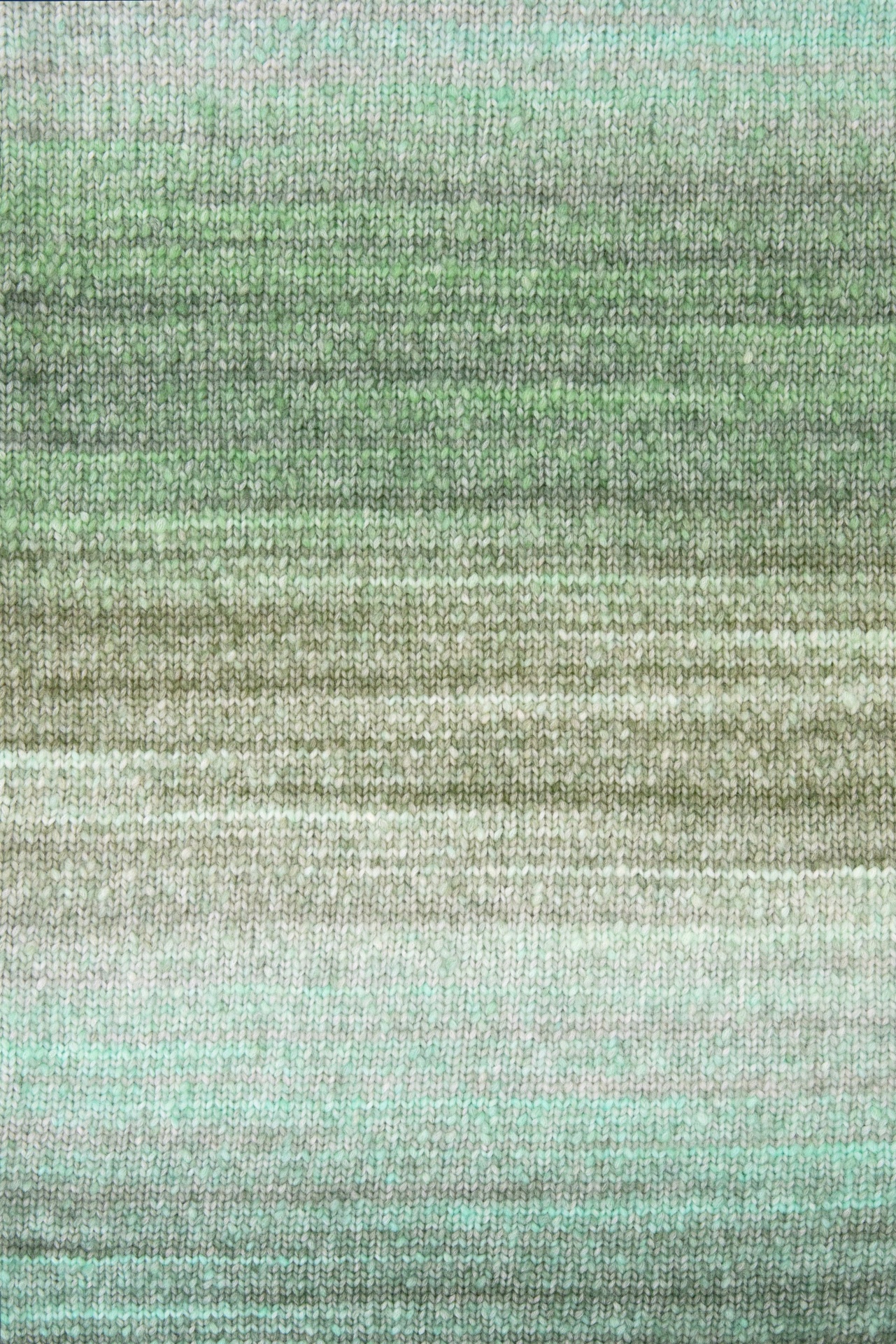 Malha com padrão em tons de verde, cinza e branco