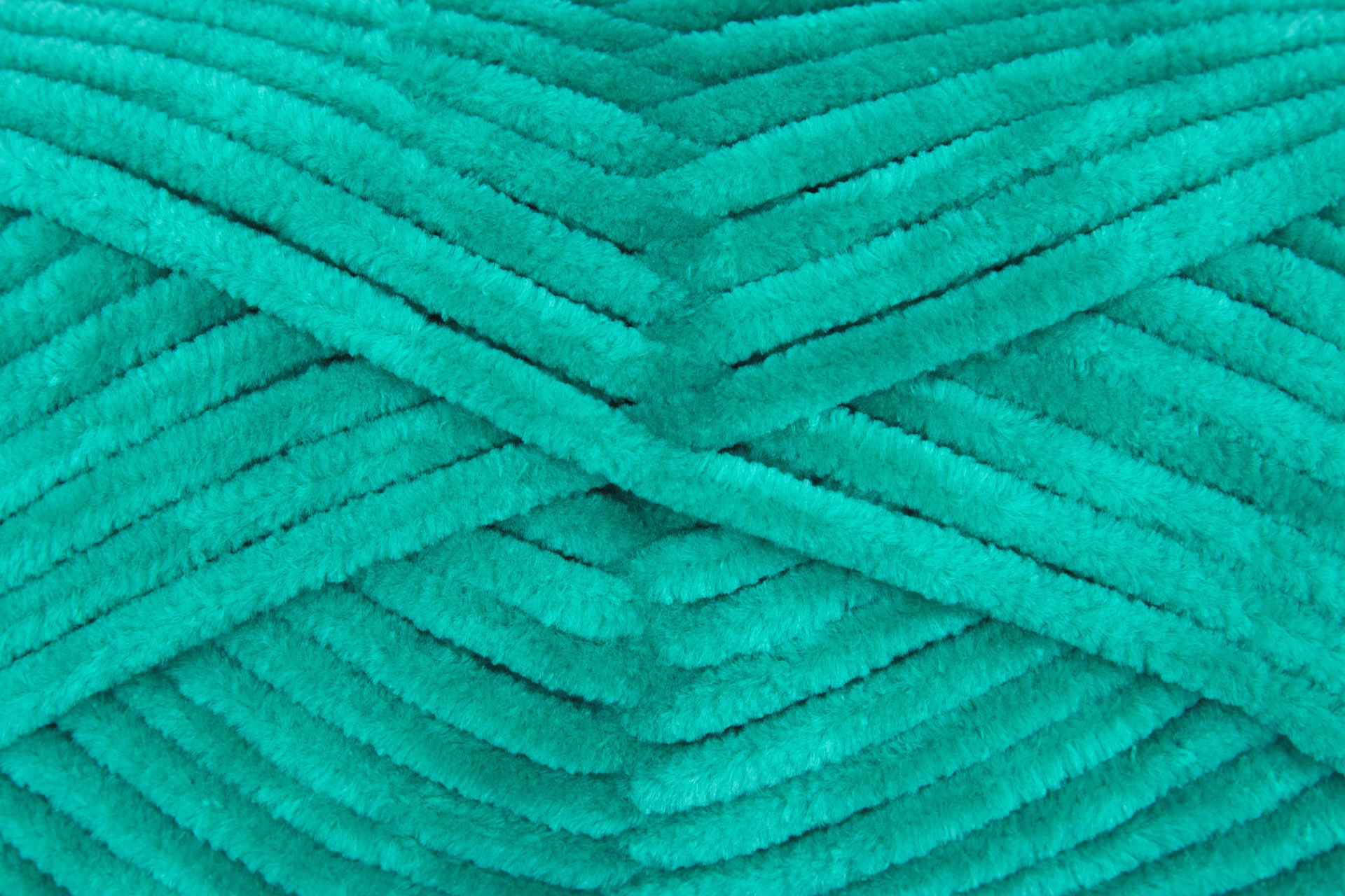 Novelo de fio felpudo verde água com textura macia