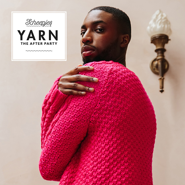 Homem usando casaco de malha rosa grosso com texto Scheepjes YARN THE AFTER PARTY
