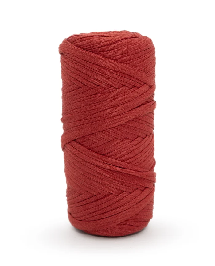 Rolo de fio têxtil vermelho grosso