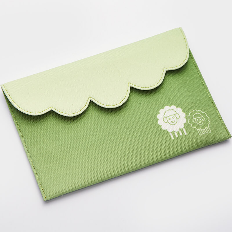 Carteira verde com tampa clara e decoração de ovelhas