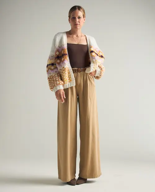 Roupa casual feminina com camisola de malha estampada e calças largas bege