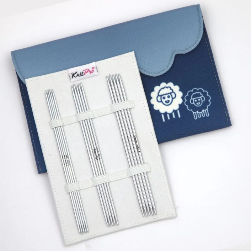 Conjunto de agulhas de tricô metálicas KnitPro num estojo branco e bolsa azul com ovelhas