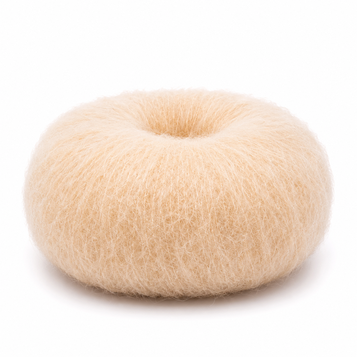 Meia de cabelo loiro claro com textura felpuda no fundo branco