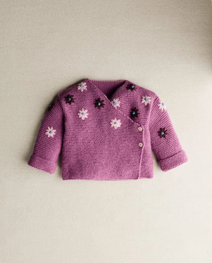 Casaco de malha lilás com bordados florais