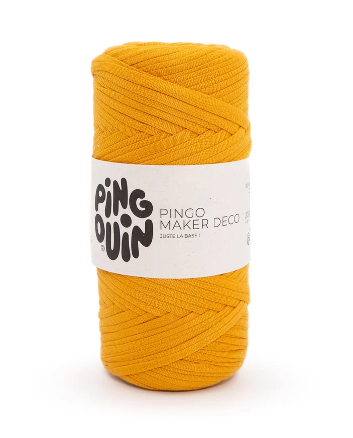 Rolo de fio têxtil amarelo com etiqueta branca e texto PINGOUIN