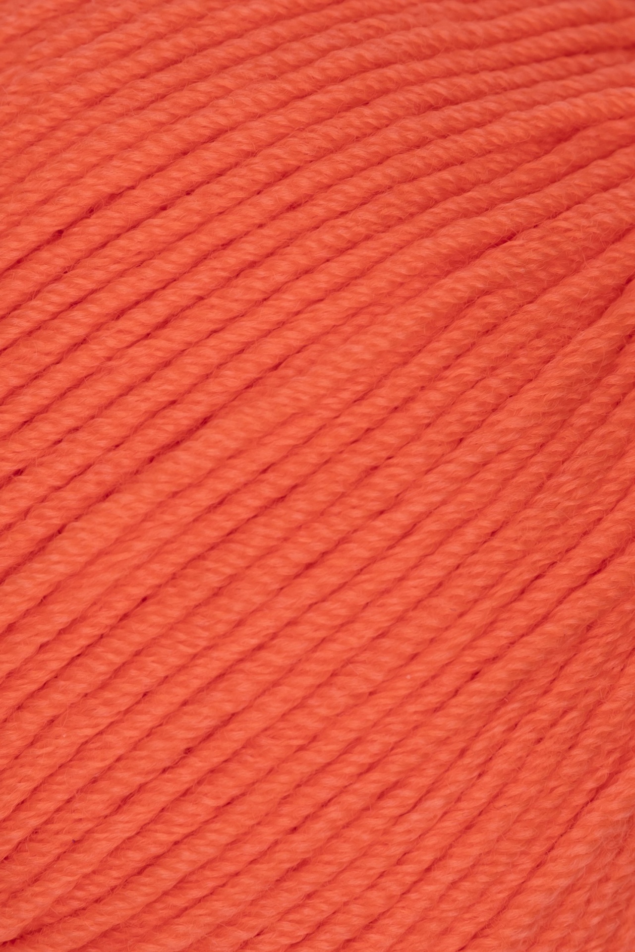 Novelo de fio de lã laranja em textura detalhada