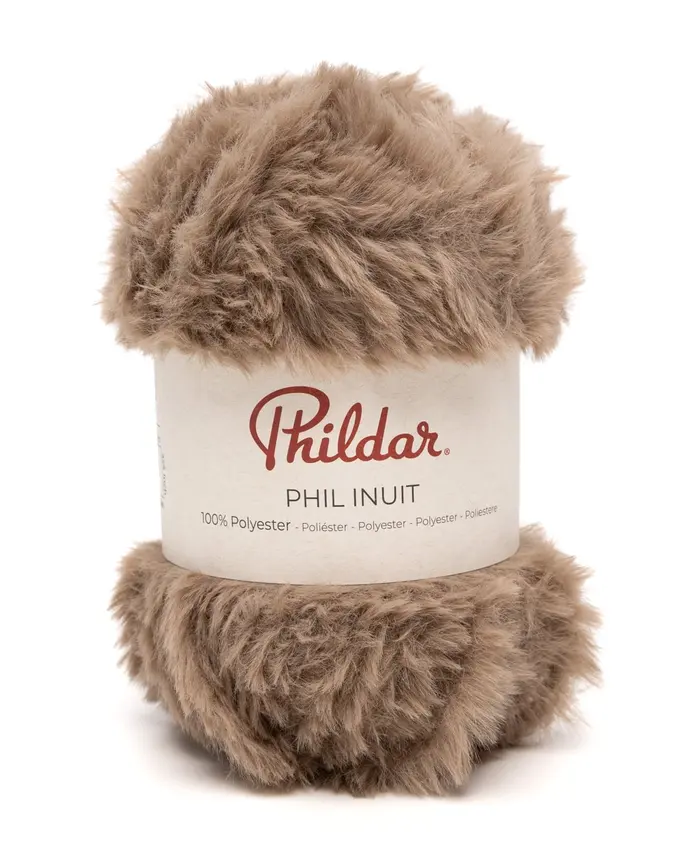 Novelo de fio pelúcia castanho claro PHIL INUIT da Phildar com etiqueta branca.