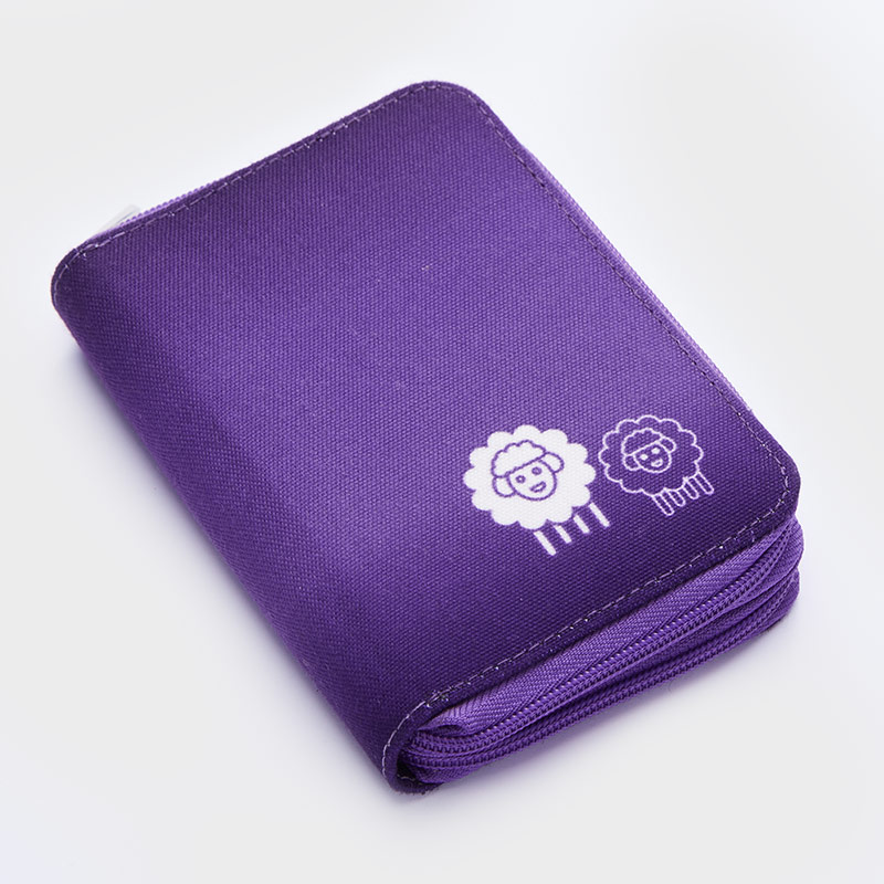 Carteira ou estojo roxo com fecho e desenhos de ovelhas.