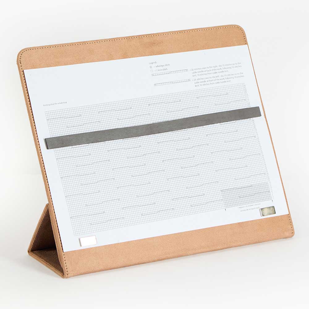 Suporte para papel ou tablet em pele castanha clara com folha de papel impresso e faixa cinzenta