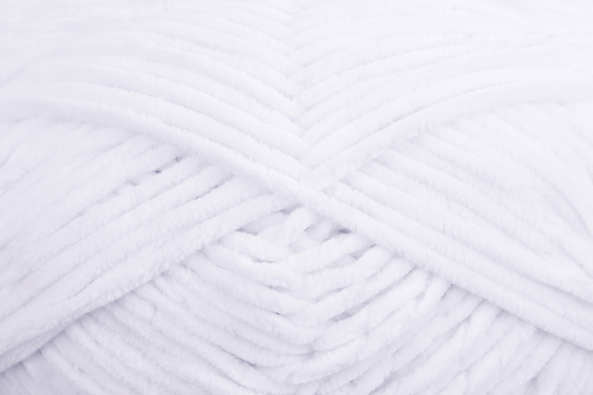 Novelo de lã branca macia com textura felpuda