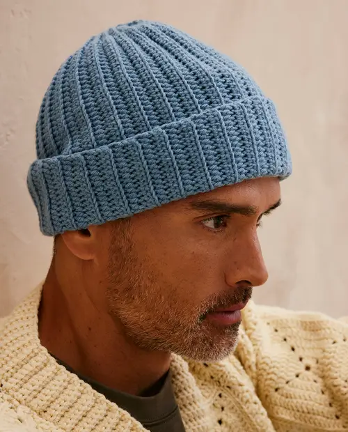 Gorro azul claro em malha canelada com dobra