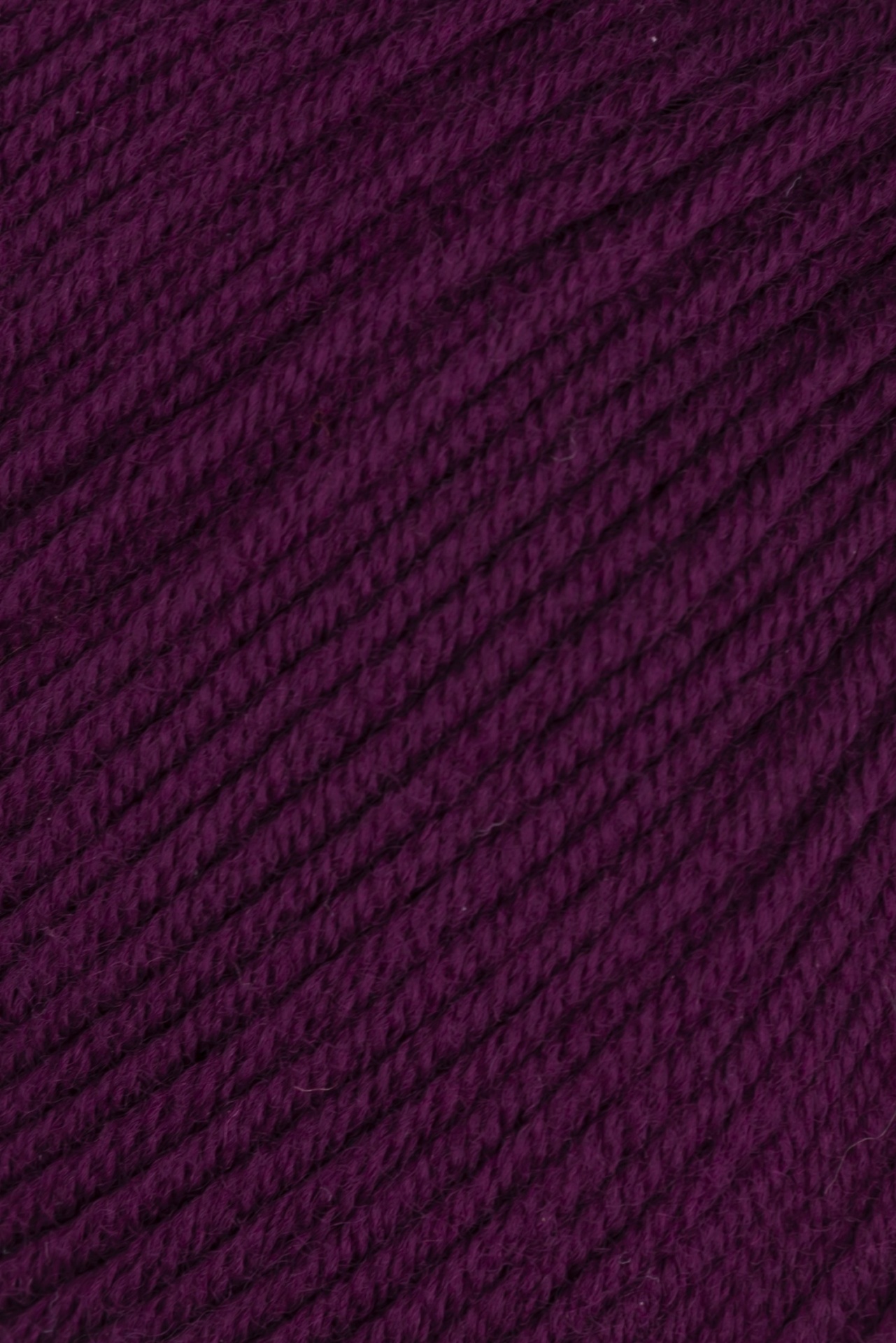 Close-up de fio de lã roxa escura com textura