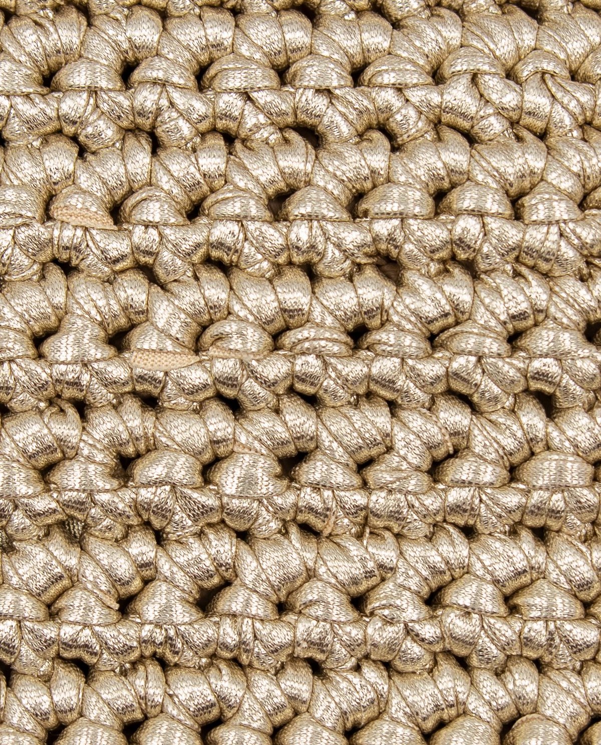 Tecido ou tapete trançado grosso com fios bege dourado entrelaçados