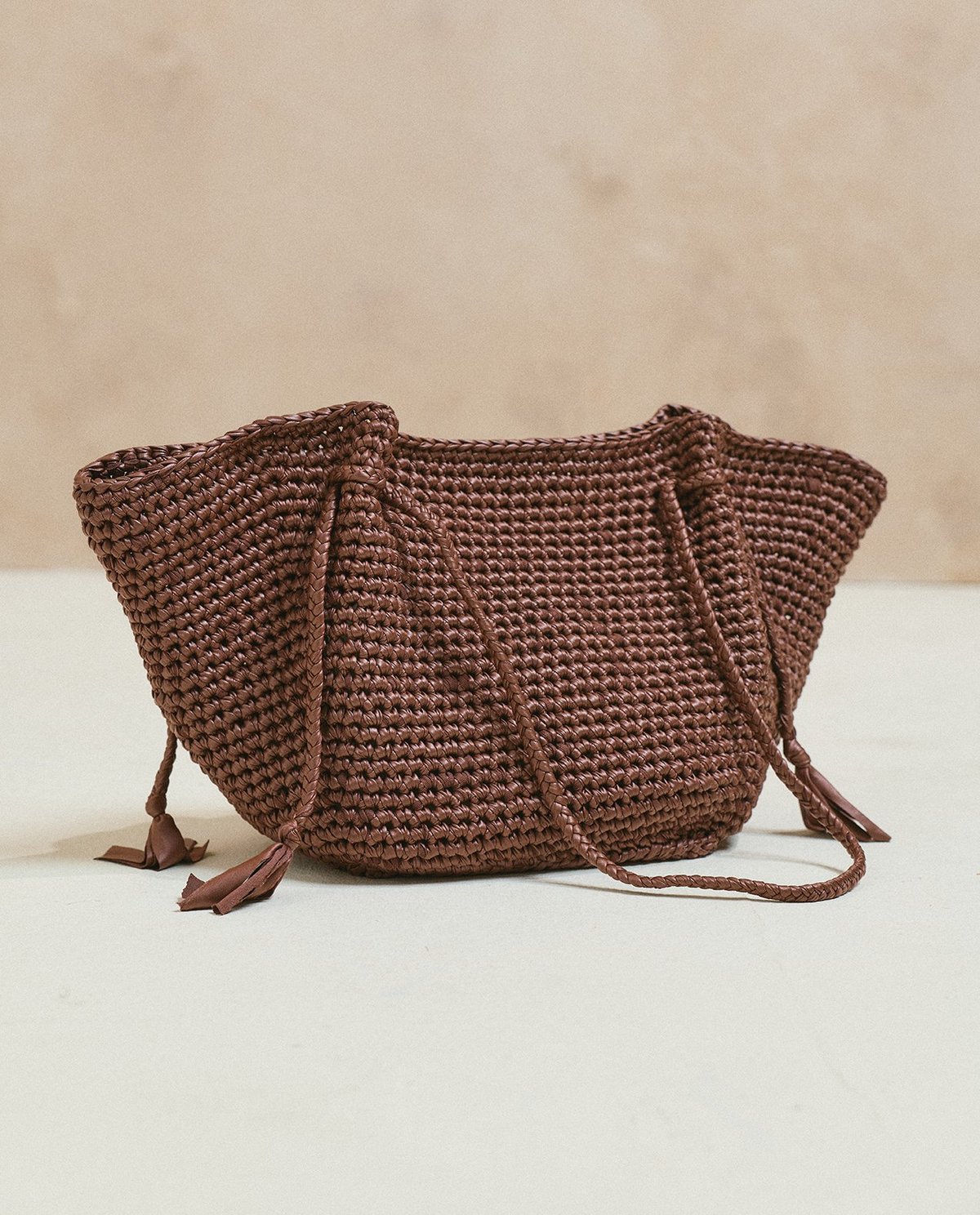 Mala de ombro castanha trançada com cordões decorativos