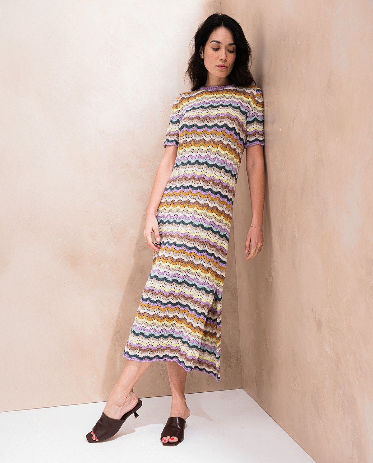 Vestido midi multicolorido em crochet com padrão ondulado e mule preto