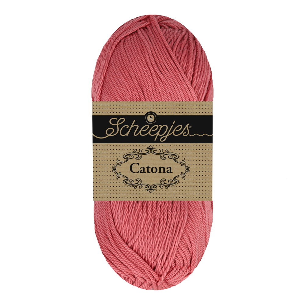 Novelo de lã cor-de-rosa Scheepjes Catona com etiqueta bege e preta