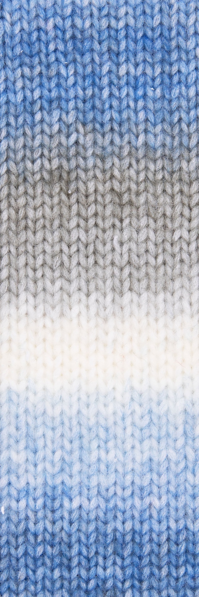 Tecido de malha colorido em azul, cinza e branco com textura grossa