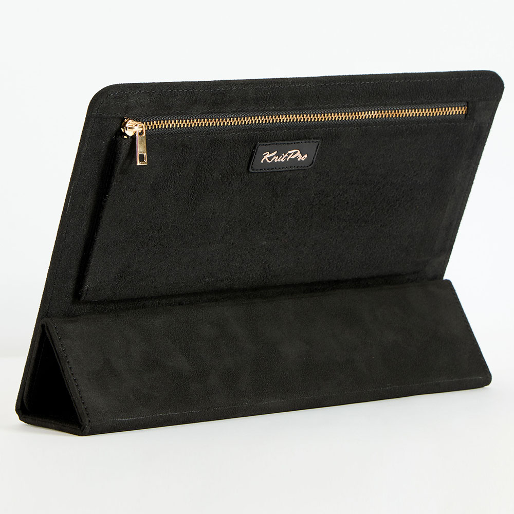 Bolsa preta com fecho dourado e etiqueta 'KnitPro'