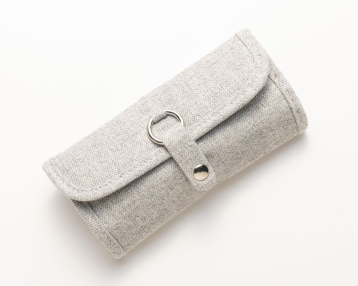 Carteira ou estojo cinzento claro em tecido, com fecho de metal prateado