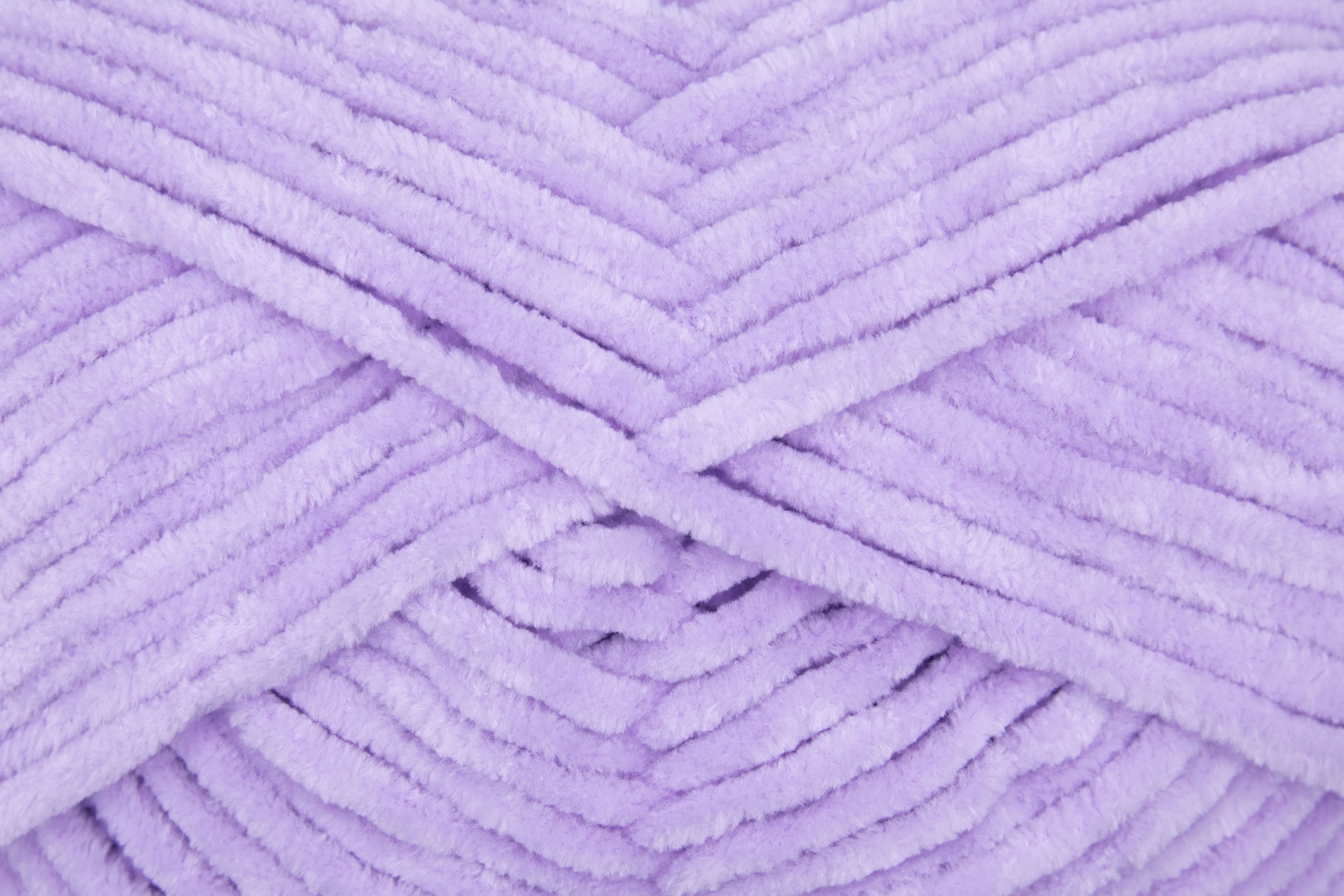 Fio de lã lilás claro felpudo com textura ondulada