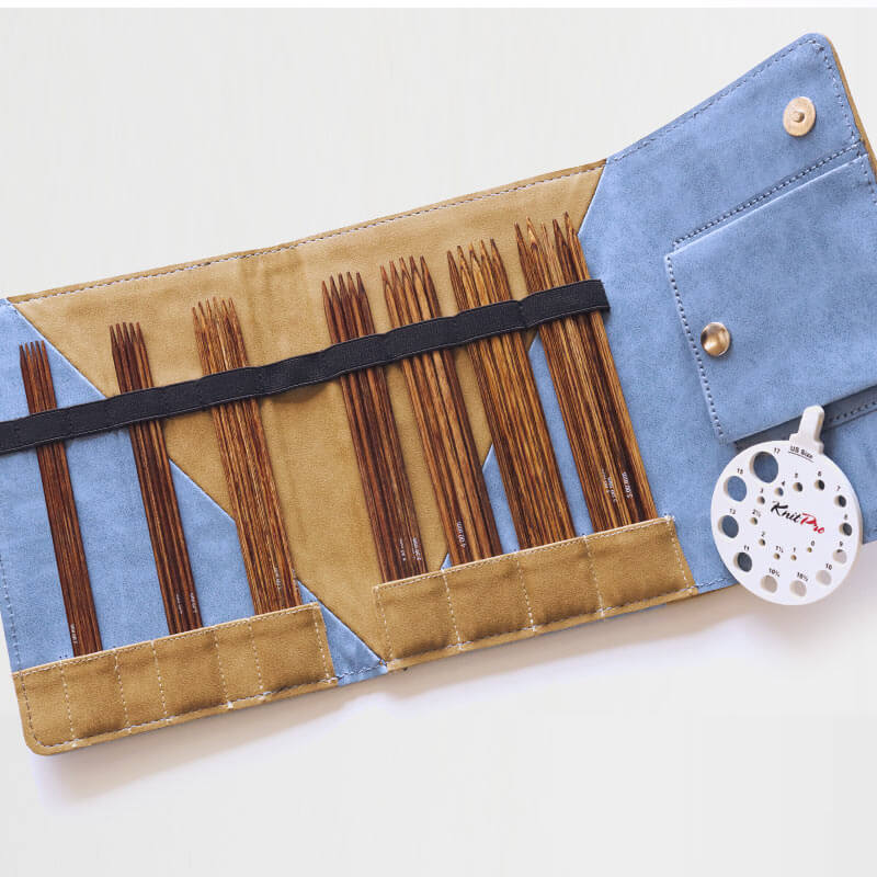 Conjunto de agulhas para tricô com estojo azul e castanho e medidor circular branco