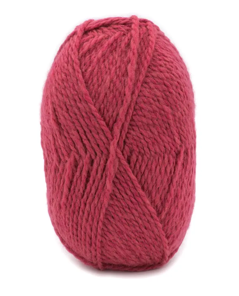 Novelo de lã cor de rosa avermelhado com textura macia