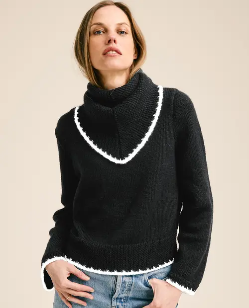 Camisola preta de malha com gola alta e detalhes em branco