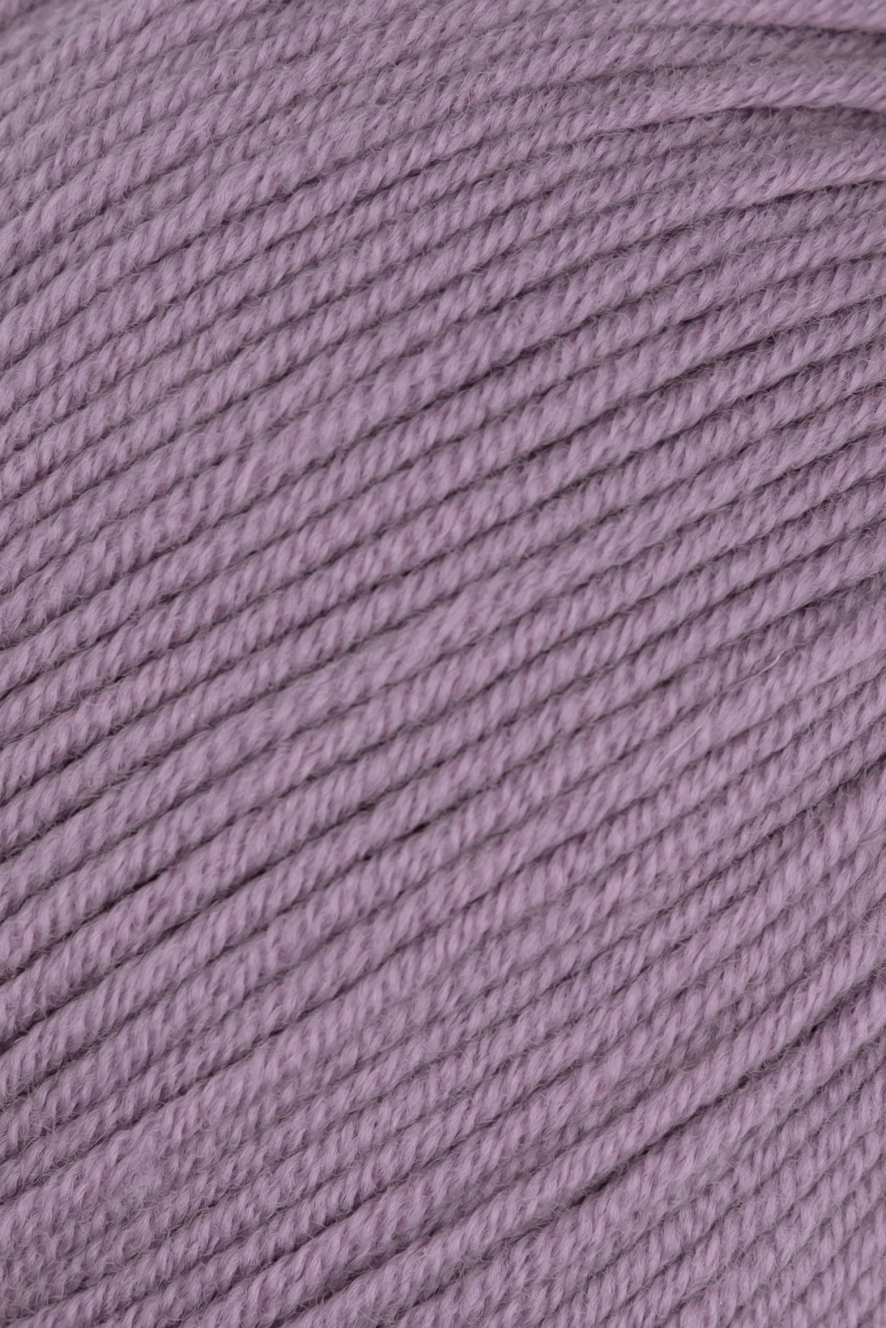 Fio de lã ou algodão torcido cor rosa claro em close-up