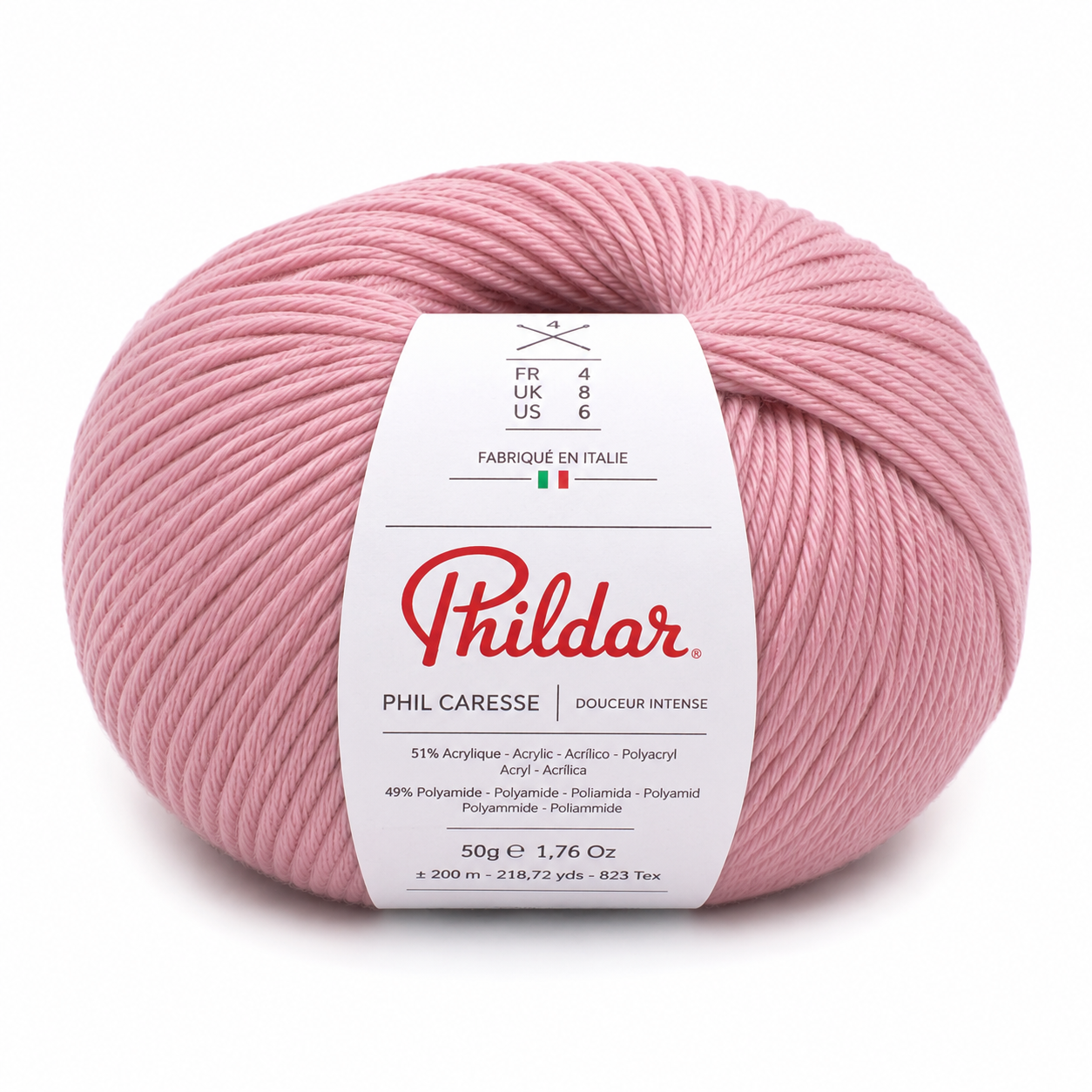 Novelo de fio rosa claro Phildar Phil Caresse com etiqueta e informações de composição e peso.
