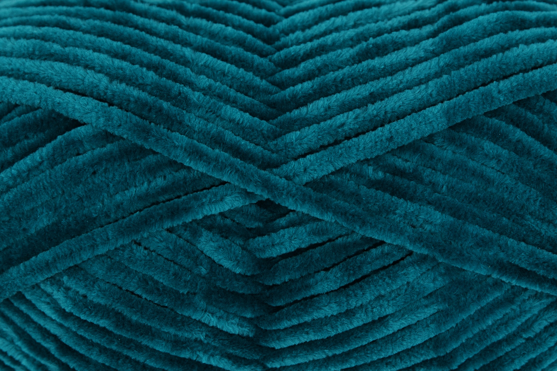 Novelo de fio azul esverdeado com textura aveludada em close-up
