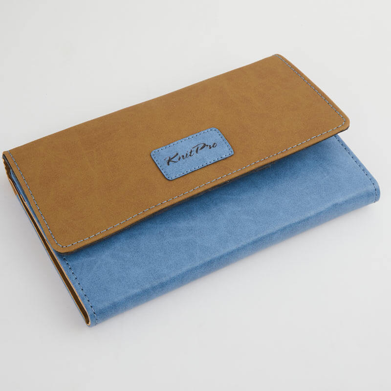 Carteira castanha e azul com etiqueta Knit Pro