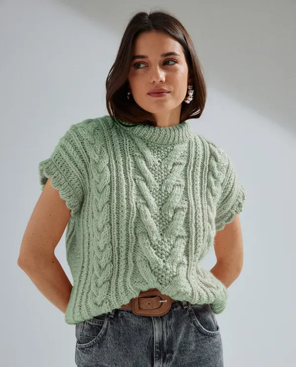 Camisola de malha verde clara com padrão de tranças e mangas curtas
