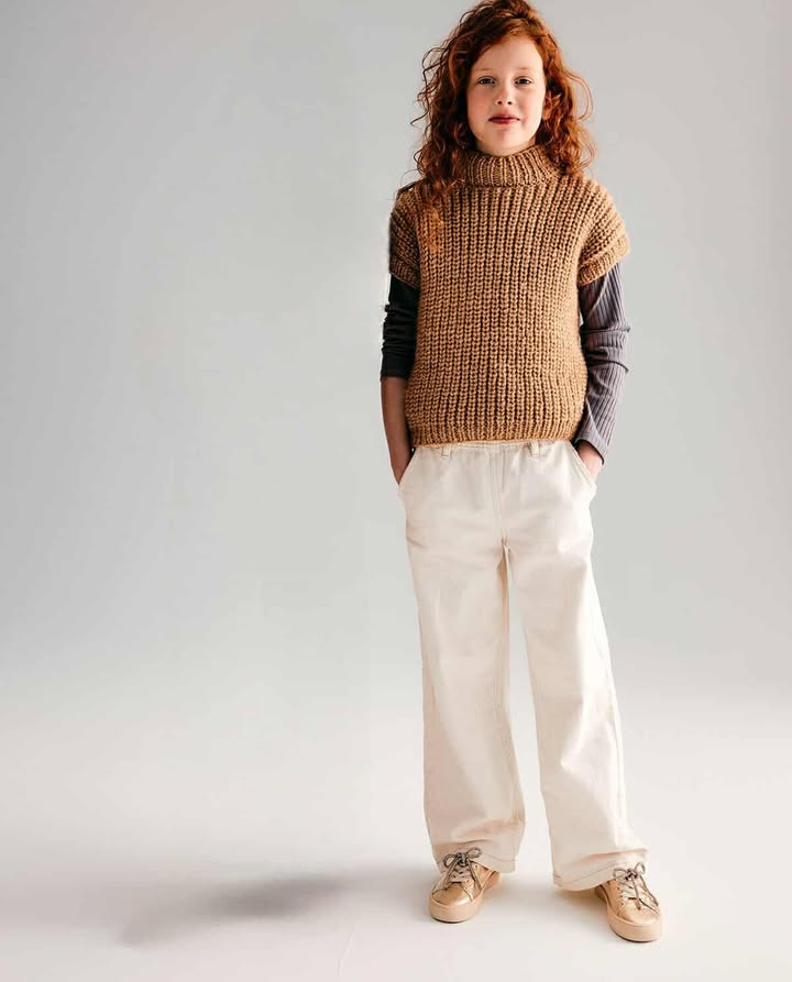 Criança com roupa casual de malha, camisa, calças e sapatilhas