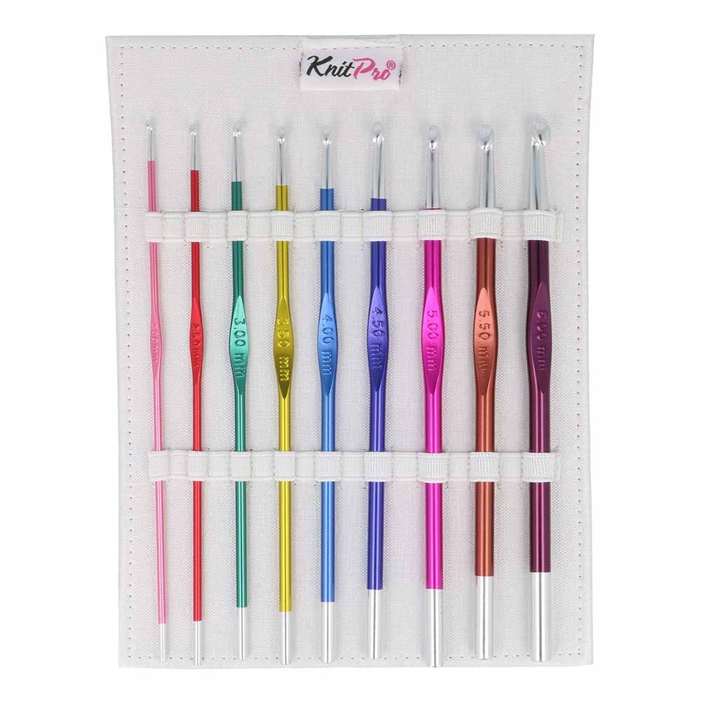 Conjunto de agulhas de crochet coloridas organizadas em suporte branco com etiqueta KnitPro.