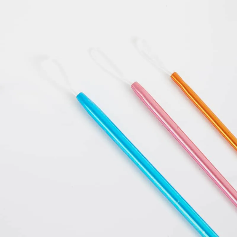 Três tubos coloridos de sabonete líquido com tampas brancas e cordões transparentes.