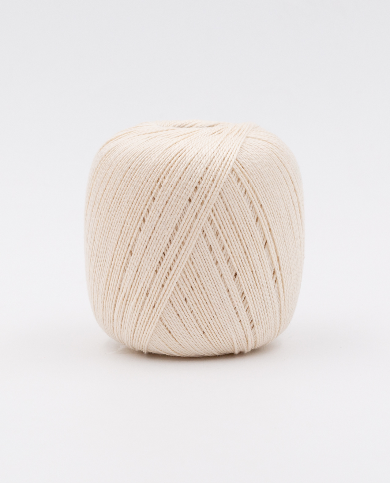 Novelo de fio de algodão bege claro sobre fundo branco