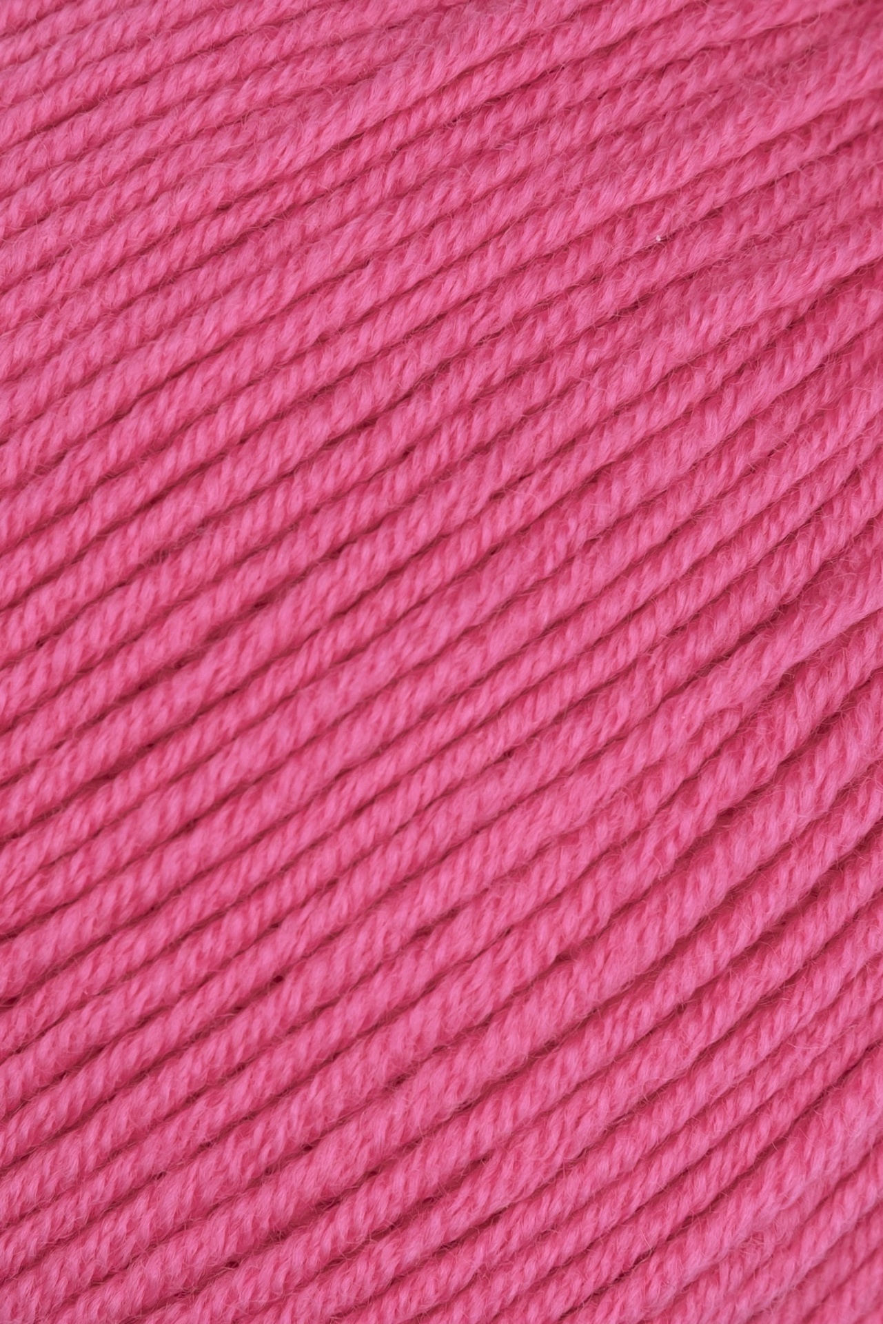 Fios de lã rosa entrelaçados em close-up