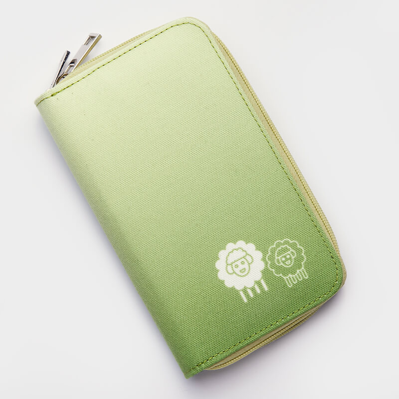 Carteira verde clara com dois desenhos de ovelhas