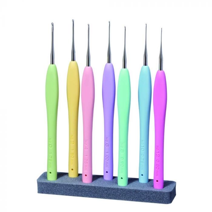 Conjunto de agulhas de croché coloridas em base cinzenta