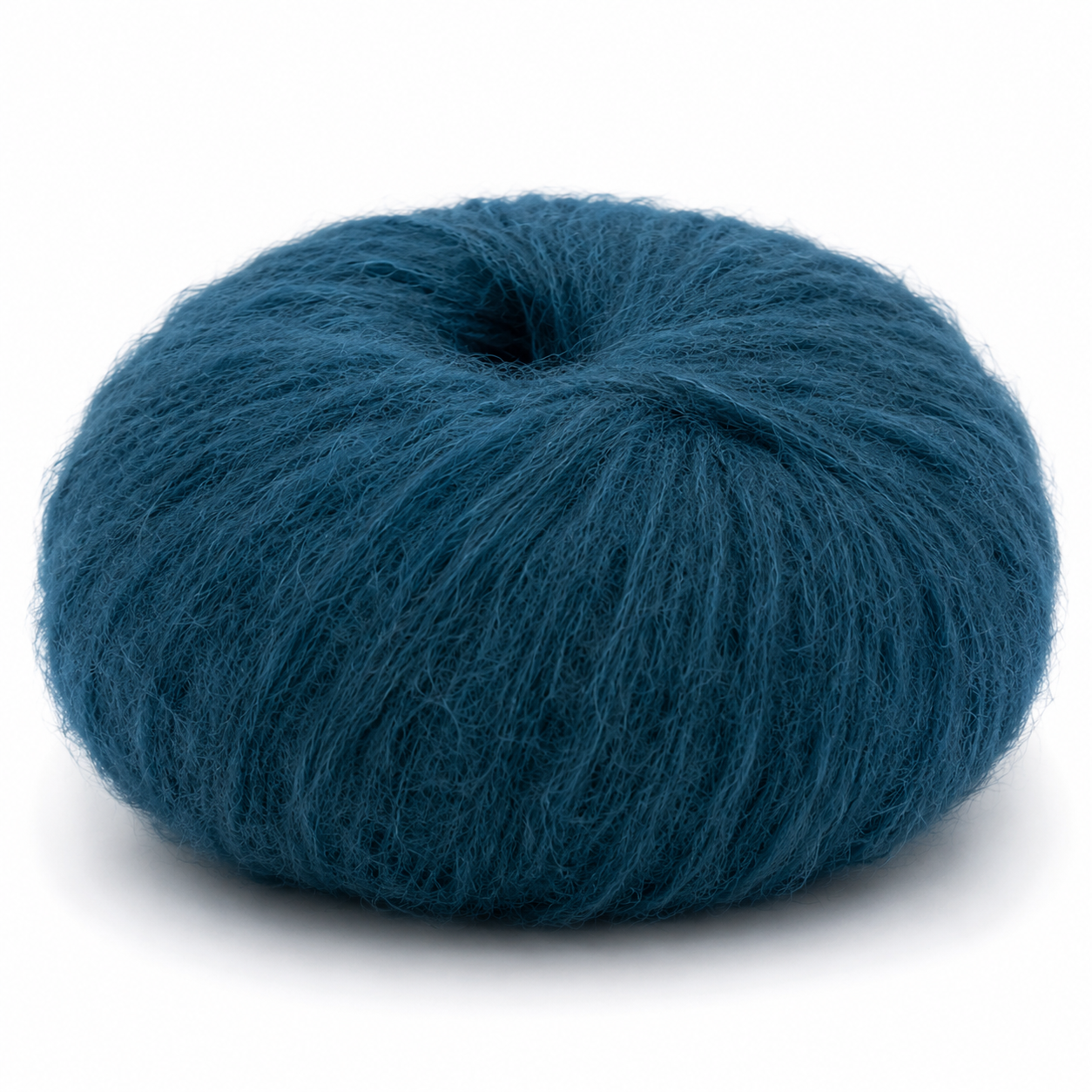 Novelo de lã azul escura felpuda sobre fundo branco