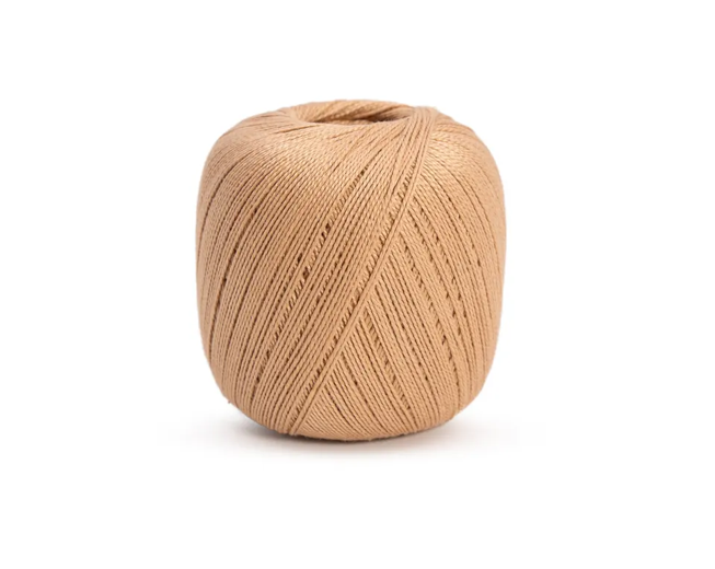 Rolo de linha bege claro sobre fundo branco