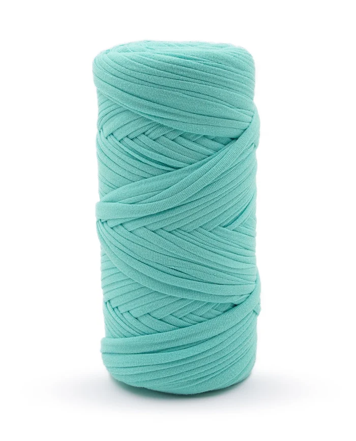 Rosca de fio azul-turquesa enrolada em cilindro