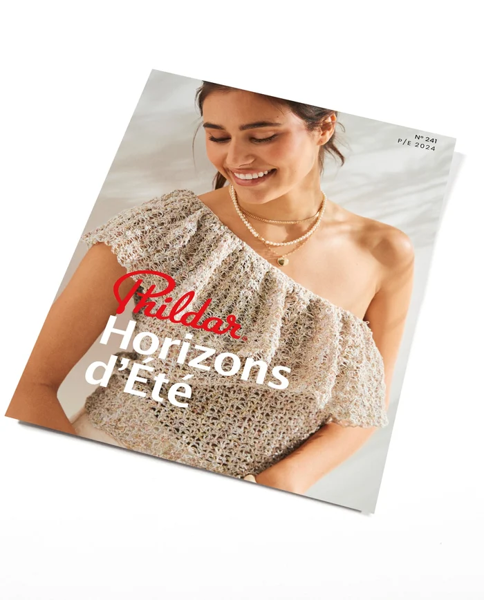 Capa de revista com mulher a usar top de croché bege e colares dourados e pérolas.