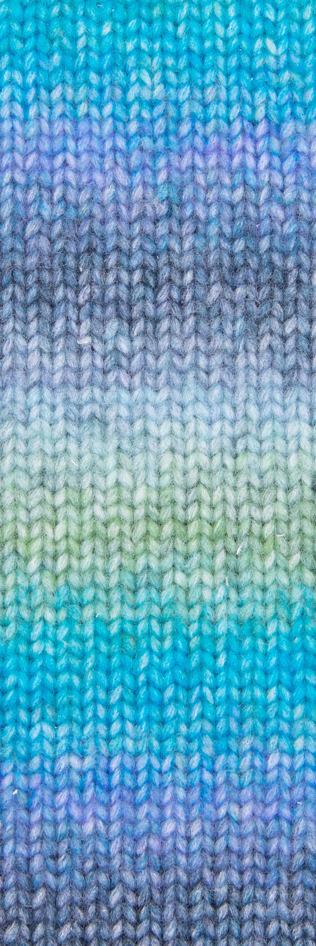 Pano tecido em malha com padrão de riscas horizontais coloridas