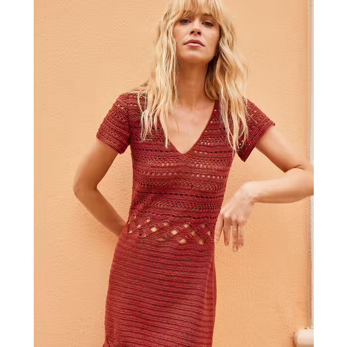 Vestido de malha vermelho com padrão de crochet e decote em V