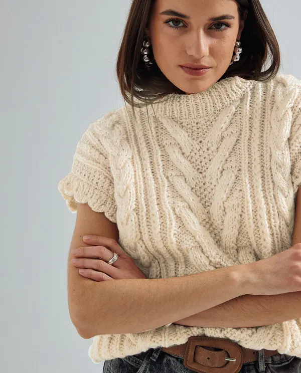 Camisola de malha creme com padrão de tranças e mangas curtas com acabamento ondulado