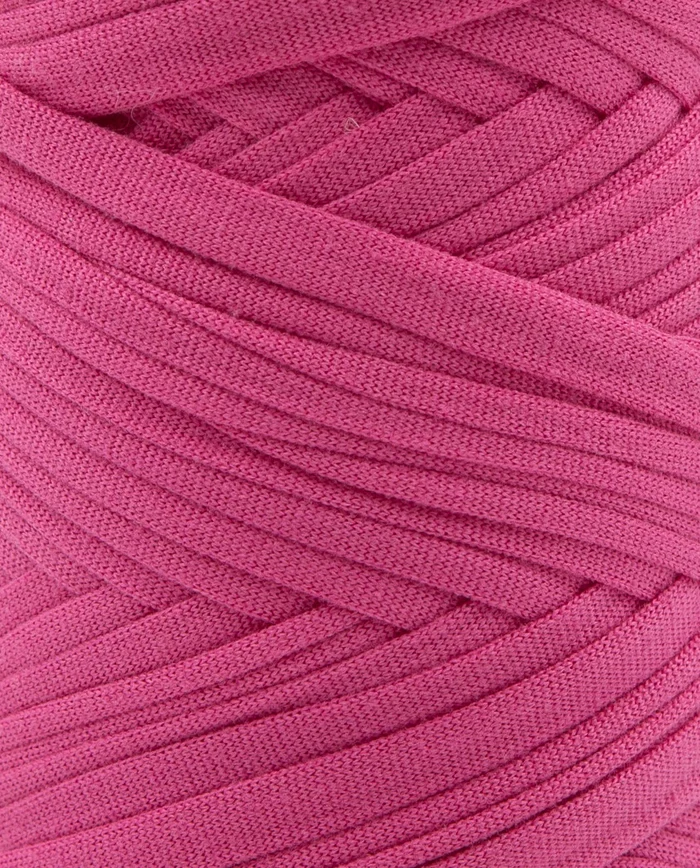 Rolo de fio grosso trançado rosa com textura de malha