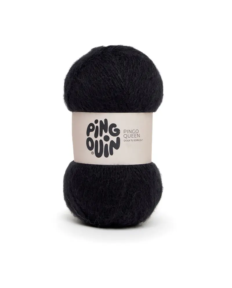 Novelo de lã preta com etiqueta branca