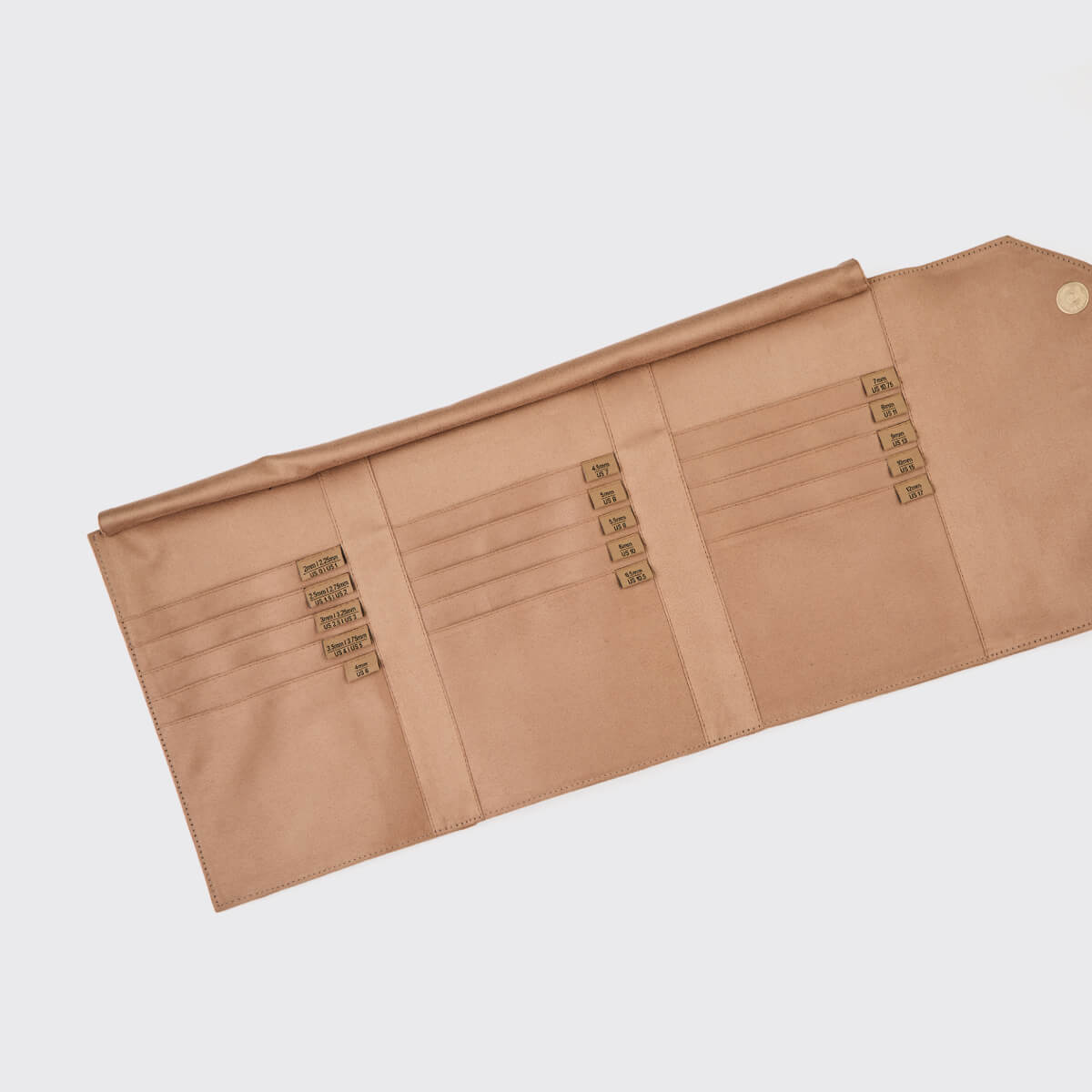 Carteira bege claro com múltiplos compartimentos para cartões aberta